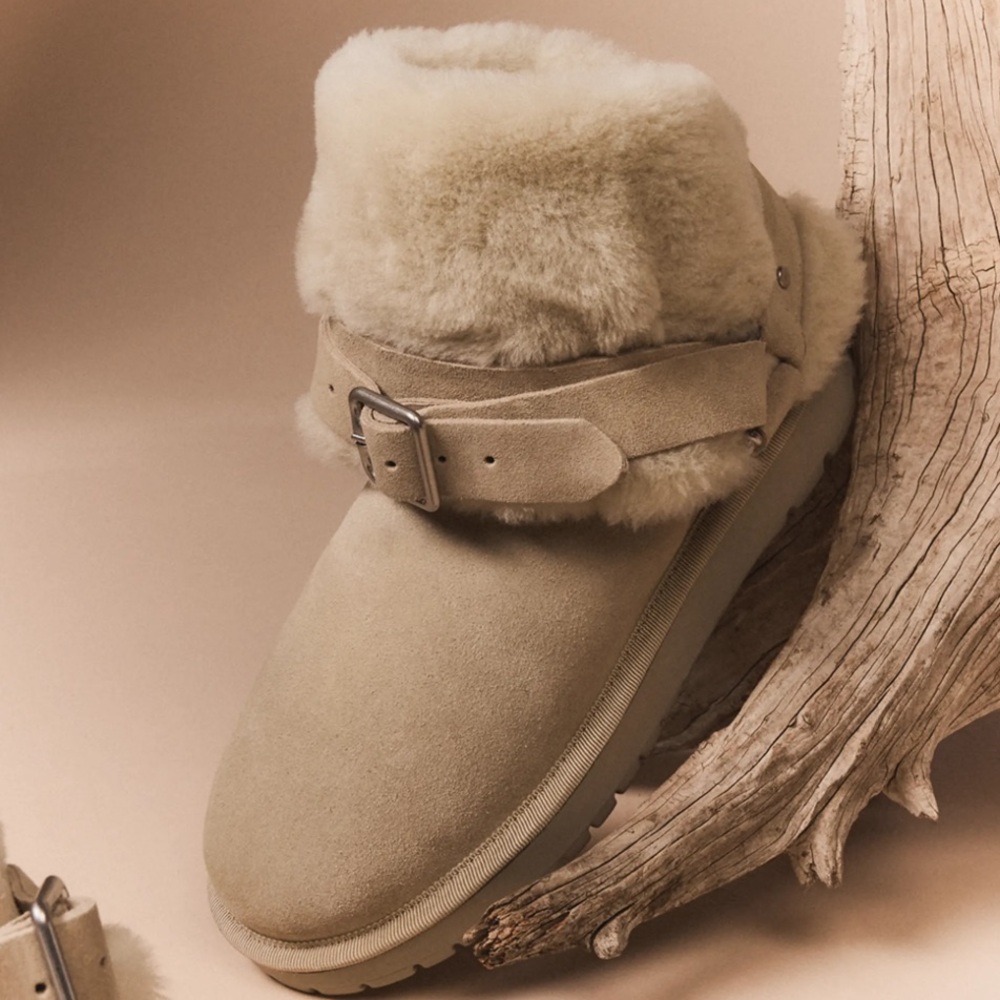 BURBERRY
Embellished shearling and suede boots ‼️Just Sharing ‼️